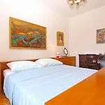 Paulina 1347 Πούλα
