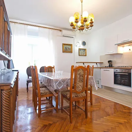 Paulina 1347 * Πούλα